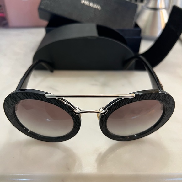 Prada sunglasses - Picture 4 of 9